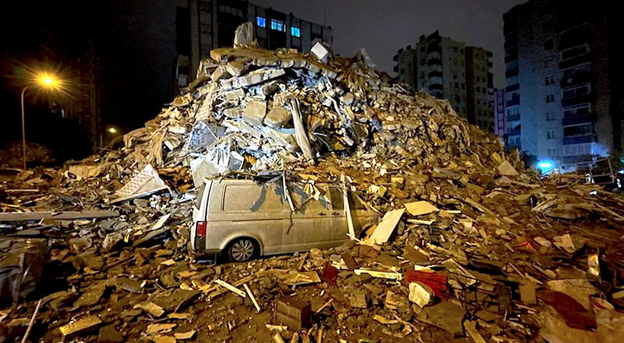 Землетрясение в турции 2023 февраль. Землетрясение в турции 1999. Землетрясение в турции 2023. Землетрясение в турции 30 октября 2020. Турция землетрясение сейчас 2022.