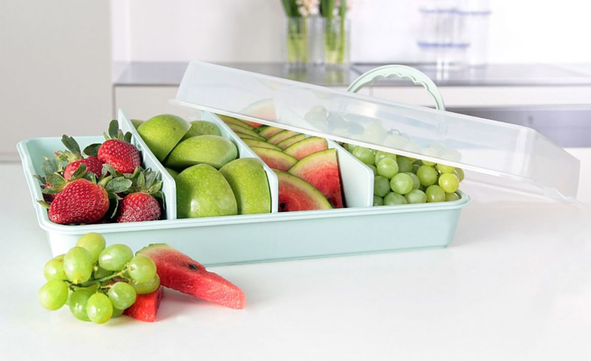 сохранение фруктов. корзина в руке. хранение яблок в полиэтиленовых пакетах. сохранение фруктов. мытые овощи и фрукты.