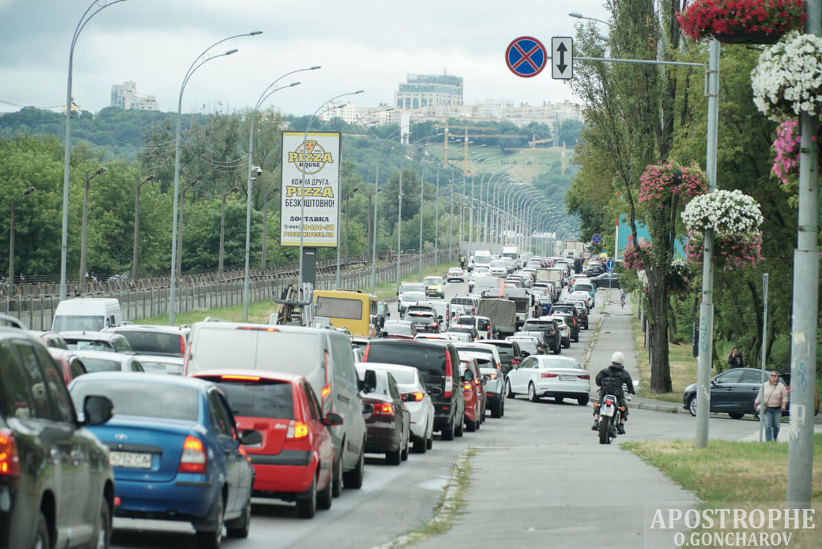 Движение киев. Мост возле метро харьковская в киеве.