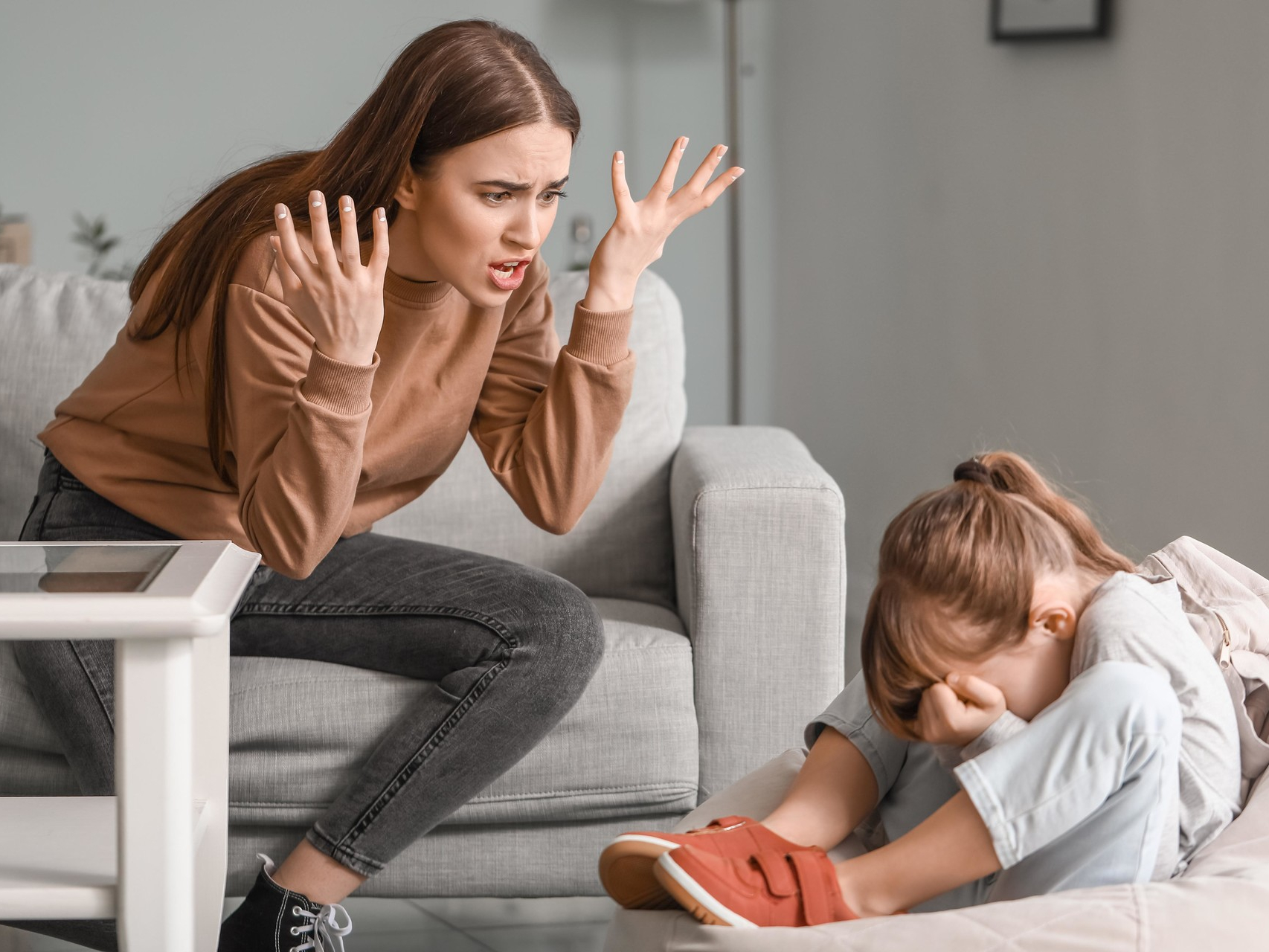 ребенок не слушается. воспитание ребенка. мать кричит на ребенка. мама злится на ребенка. родители крияат на ребёнка.