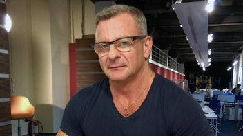 Доктор медицинских наук Валерий Ивасюк в эфире Апостроф TV заявил, что война центральной и местной властей породила множество проблем в борьбе с коронавирусом