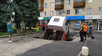 В центре Житомира грузовик "ушел" под землю - фото и видео
