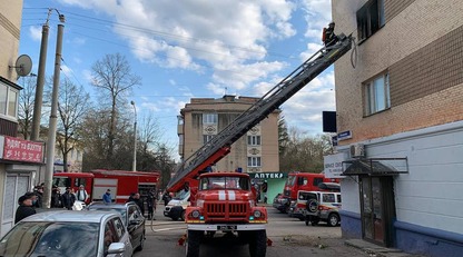 Пыталась спастись от огня: в Ровно пенсионерка выпрыгнула с третьего этажа, ее спас автомобиль