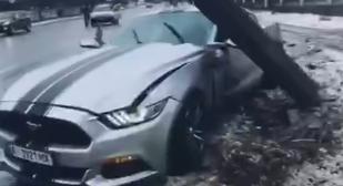 В Киеве элитное авто из-за непогоды снесло столб: видео