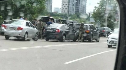 В центре Харькова СБУ остановила джип с вооруженными людьми: фото и первые подробности