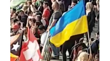 На матче открытия ЧМ-2018 в России развернули украинский флаг: эксклюзивное видео