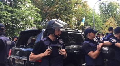 Протестующие разбили в Киеве машину депутата Рады: опубликованы фото